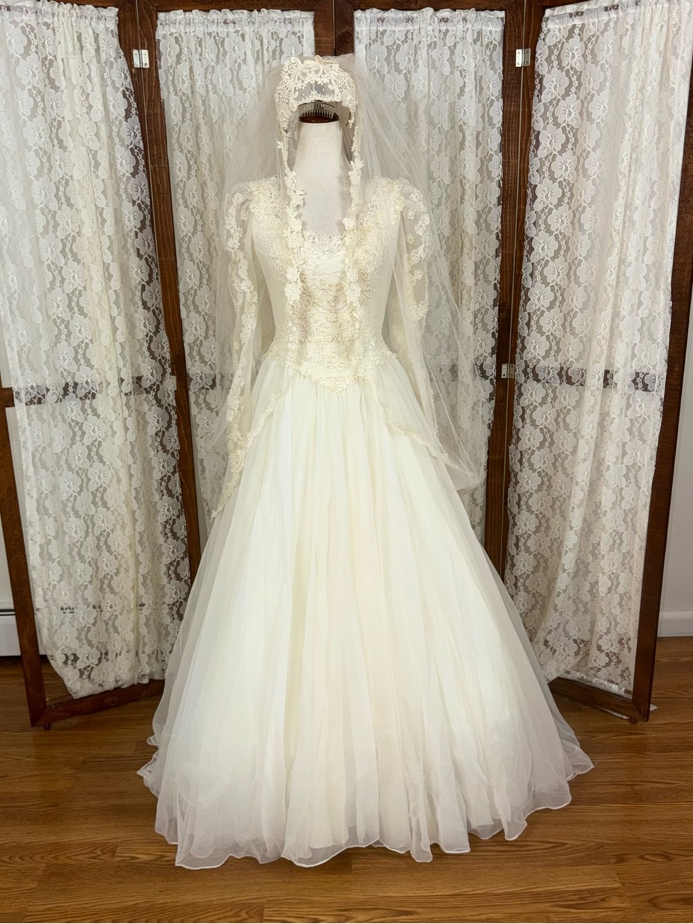 Beautiful Vintage 1970s Wedding Gown & Cathedral Veil